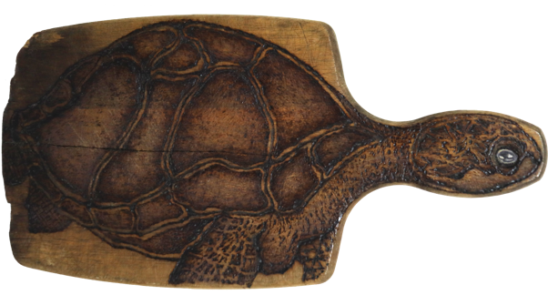 Série: Tábua de Carne – Antropofagias Amazônidas | 2024 | Instalação Pirogravura sobre Madeira
1) "JABUTICANDO" | 17,5 cm x 35,5 cm