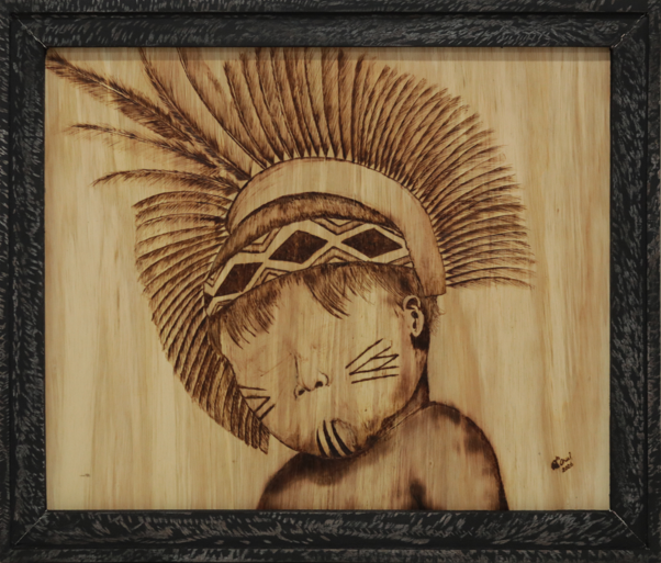 Curumim | 2026 | Pirografia | 80 cm x 70 cm 

A obra destaca a infância, com o rosto de uma criança levemente inclinado com expressão serena, quase silenciosa, criando uma atmosfera de contemplação e afeto. No calor do fogo sobre a madeira, nasce um rosto delicado, marcado por grafismos, silêncio e ancestralidade. O cocar se abre como força e proteção, enquanto a criança parece guardar a permanência de culturas que resistem apesar dos apagamentos históricos. É uma imagem de afeto: um corpo pequeno, mas carregado de história, raiz e futuro.