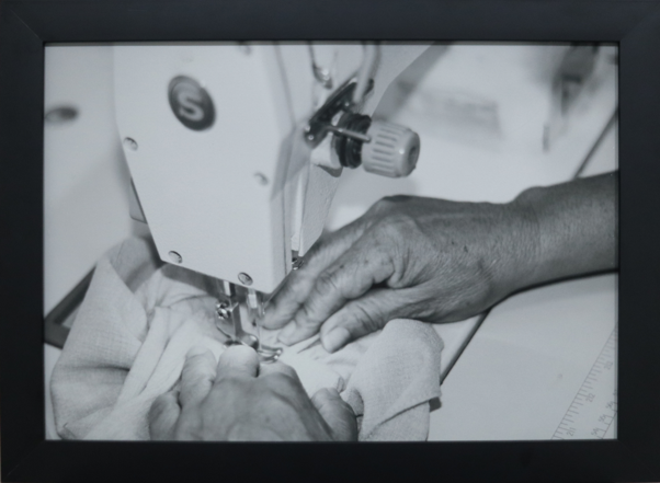 Fragmento | 2024 | Fotografia | 29,7 cm x 42,0 cm  

A imagem mostra uma atividade laboral, a força silenciosa de mulheres que, por meio do trabalho, mantêm suas famílias, organizam seus mundos e afirmam sua presença na vida social. O enquadramento fechado valoriza as mãos como protagonistas, evidenciando nelas marcas do tempo, da experiência e da dedicação. No cotidiano aparentemente simples, revela-se a grandeza das mulheres amazônicas, que transformam o trabalho em cuidado e o cuidado em existência.