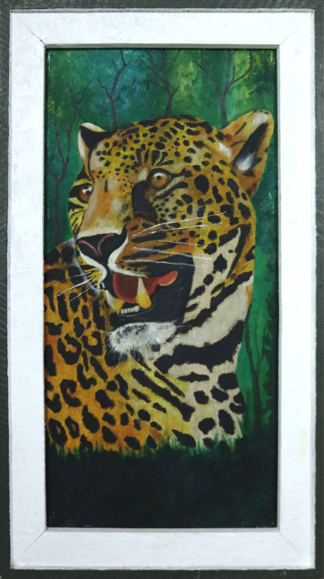 Garras | 2024 | Acrílico sobre tela | 64 cm x 35 cm

A obra apresenta a onça-pintada como presença central e soberana da floresta. O animal ocupa quase todo o espaço da composição, com o olhar atento e a boca aberta, sugerindo o fundo verde, com árvores e sombras, situando o animal em seu ambiente natural. A onça aparece como símbolo diante das ameaças que atingem a floresta, como o desmatamento, a caça, a invasão de territórios e a destruição dos habitats naturais. lembra que a Amazônia não é apenas paisagem: é morada de seres vivos, território de equilíbrio e espaço de coexistência. Proteger a floresta é também proteger a presença, a força e o direito de existência desses animais.