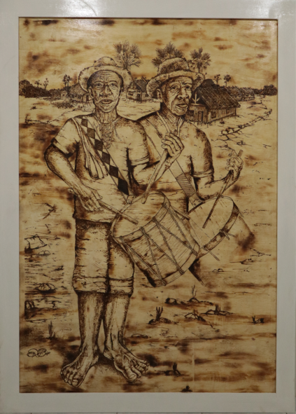 Mestres do Tambor| 2026 | Mestres do Tambor | Gravura-pirogravura | 172 x 123cm 

A imagem, construída em tons queimados sobre a madeira, valoriza a memória, o tempo presentes nos corpos, nos gestos e no som que o tambor anuncia. Os personagens resguardam um saber coletivo. Seus rostos expressivos, seus chapéus, roupas simples e pés descalços evidenciam uma ligação profunda com a terra, com a comunidade e com os modos de vida tradicionais. O tambor, no centro da composição, torna-se mais instrumento: é voz, chamado, celebração e comunicação entre gerações.