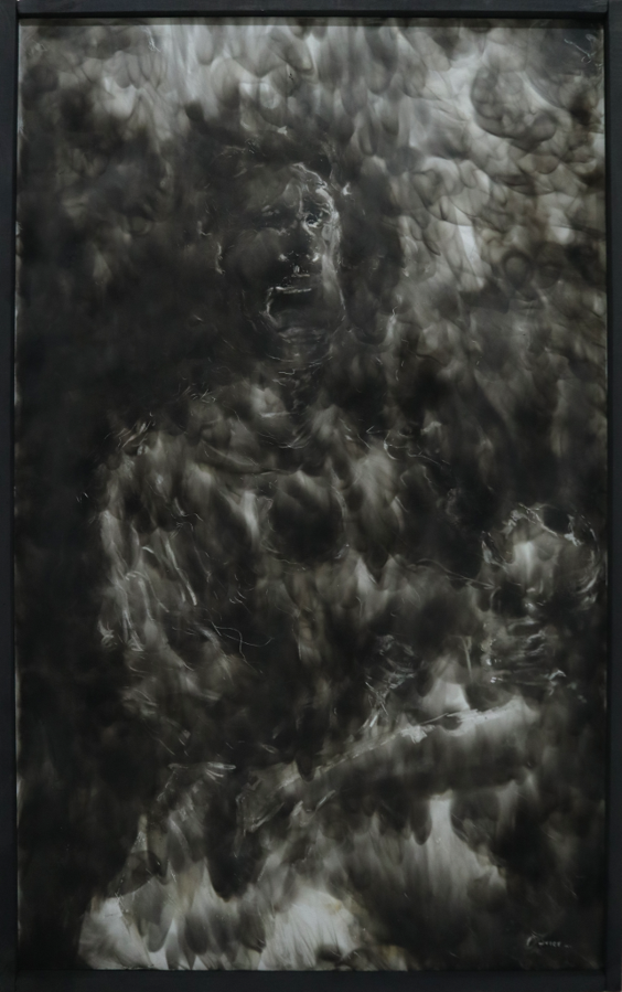 Quem pode salvar o planeta? | 2025 | Acrílica sobre tela| 90 cm x 60 cm  

A pintura retrata um pai segurando seu filho nos braços enquanto ele agoniza. O rosto do pai está marcado pela dor e pela angústia, seus olhos expressam uma mistura de tristeza e desespero diante da violência que os cerca. O filho parece frágil e vulnerável, sem ferimentos visíveis, porém a palidez da morte se instala em seu rosto. O cenário ao redor está em tumulto, com destroços e fumaça, refletindo o horror dos impactos ambientais. Apesar do caos, a figura do pai permanece como um símbolo de amor e proteção, destacando a humanidade em meio à brutalidade. A pintura evoca uma profunda reflexão sobre o impacto devastador que a degradação tem em todo o planeta, e mostra a fragilidade do ser humano diante desta realidade.