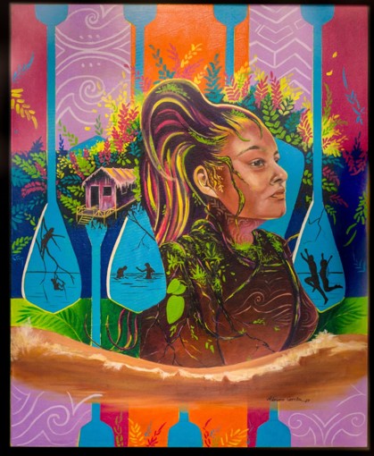 A obra enfatiza memórias de família e conexões com a floresta, onde a vida mora nas histórias e lembranças das brincadeiras de rio, entre irmãos, numa disputa em que vencia aquele que mais se divertia. Elementos culturais das vivências ribeirinhas se destacam, casa palafita, remo, rio, folhas, verdes, grafismos marajoaras. A mulher imponente que observa com altivez é feita das mesmas substâncias das matas: é a experiência da floresta que a acompanha.